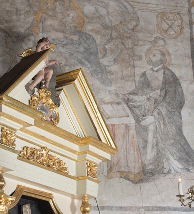 Zdjęcie nr 10: Polichromia na ścianie północnej znajduje się na wysokości dwóch trzecich ściany, a na ścianie północnej zajmuje prawie całą powierzchnię. Całość obiega od góry szeroki fryz z podwieszoną draperią, poniżej znajdują się różne sceny z życia i męczeństwa świętych. Na ścianie zachodniej, ponad chórem muzycznym podwieszone są festony i girlandy. Na ścianie północnej, od lewej przedstawione zostały następujące sceny: św. Karol Boromeusz ujęty w owalnym medalionie, następnie stygmatyzacja św. Franciszka z Asyżu, św. Dionizy w stroju biskupa z pastorałem i odciętą głową w dłoniach, pusty tron z baldachimem i nierozpoznany święty w stroju duchownego. Całość ukazana jest na tle pejzażu z miastem w oddali, powyżej widoczne są skłębione chmury. Po prawej stronie arkady tęczowej, nad ołtarzem Ukrzyżowania podwieszona jest tkanina, a na jej tle widnieje złote słońce (?). Ściana południowa podzielona jest na dwie strefy. W strefie dolnej, w pierwszej kwaterze od lewej strony znajduje się przedstawienie świętego biskupa, kolejne kwatery są nieczytelne, przeważnie ozdobione podwieszonymi draperiami. Strefa górna podzielona jest na dwie kwatery. W pierwszej, od lewej strony ukazani są: św. Jan Kanty przed Matką Boską z Dzieciątkiem, z aniołem podtrzymującym wieńce nad głową świętego i herbem Uniwersytetu Jagiellońskiego w prawym górnym narożu. W kwaterze drugiej scena męczeńskiej śmierci św. Wojciecha, w której oprawcy ubrani są w stroje szwedzkie. W prawym górnym narożu anioł z dwoma wieńcami. Na końcu ściany południowej popiersie św. Ignacego Loyoli w medalionie. 

Ponadto ściany ozdobione są zacheuszkami oraz różnymi, częściowo zniszczonymi napisami zostawiony przez pątników w XVII wieku: „SAMUEL RESPONDOWSKI”, „CHRISTOPER”, „ANDREAS”, „1616”, „1618”, „MARTIN SPIONKIEWICZ”, „NICE AD 1660”, „ALEXIA KWAŚNIOWSKA  ND 1660”, „[...]1661[...]”, „ALBERTUS [...]”, tarcza zegara słonecznego oraz napisy: „FRANCISCVS PETRICKI  / A(NNO) D(OMINI) 1650”, „PAN  JOANNES [...] NICOLA [...] 1620 [...]”, „1649”.

