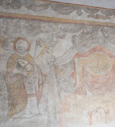 Zdjęcie nr 16: Polichromia na ścianie północnej znajduje się na wysokości dwóch trzecich ściany, a na ścianie północnej zajmuje prawie całą powierzchnię. Całość obiega od góry szeroki fryz z podwieszoną draperią, poniżej znajdują się różne sceny z życia i męczeństwa świętych. Na ścianie zachodniej, ponad chórem muzycznym podwieszone są festony i girlandy. Na ścianie północnej, od lewej przedstawione zostały następujące sceny: św. Karol Boromeusz ujęty w owalnym medalionie, następnie stygmatyzacja św. Franciszka z Asyżu, św. Dionizy w stroju biskupa z pastorałem i odciętą głową w dłoniach, pusty tron z baldachimem i nierozpoznany święty w stroju duchownego. Całość ukazana jest na tle pejzażu z miastem w oddali, powyżej widoczne są skłębione chmury. Po prawej stronie arkady tęczowej, nad ołtarzem Ukrzyżowania podwieszona jest tkanina, a na jej tle widnieje złote słońce (?). Ściana południowa podzielona jest na dwie strefy. W strefie dolnej, w pierwszej kwaterze od lewej strony znajduje się przedstawienie świętego biskupa, kolejne kwatery są nieczytelne, przeważnie ozdobione podwieszonymi draperiami. Strefa górna podzielona jest na dwie kwatery. W pierwszej, od lewej strony ukazani są: św. Jan Kanty przed Matką Boską z Dzieciątkiem, z aniołem podtrzymującym wieńce nad głową świętego i herbem Uniwersytetu Jagiellońskiego w prawym górnym narożu. W kwaterze drugiej scena męczeńskiej śmierci św. Wojciecha, w której oprawcy ubrani są w stroje szwedzkie. W prawym górnym narożu anioł z dwoma wieńcami. Na końcu ściany południowej popiersie św. Ignacego Loyoli w medalionie. 

Ponadto ściany ozdobione są zacheuszkami oraz różnymi, częściowo zniszczonymi napisami zostawiony przez pątników w XVII wieku: „SAMUEL RESPONDOWSKI”, „CHRISTOPER”, „ANDREAS”, „1616”, „1618”, „MARTIN SPIONKIEWICZ”, „NICE AD 1660”, „ALEXIA KWAŚNIOWSKA  ND 1660”, „[...]1661[...]”, „ALBERTUS [...]”, tarcza zegara słonecznego oraz napisy: „FRANCISCVS PETRICKI  / A(NNO) D(OMINI) 1650”, „PAN  JOANNES [...] NICOLA [...] 1620 [...]”, „1649”.

