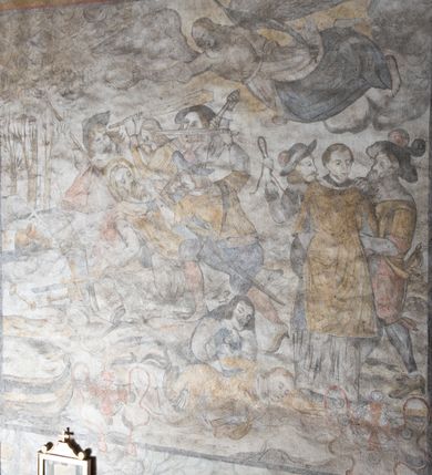 Zdjęcie nr 2: Polichromia na ścianie północnej znajduje się na wysokości dwóch trzecich ściany, a na ścianie północnej zajmuje prawie całą powierzchnię. Całość obiega od góry szeroki fryz z podwieszoną draperią, poniżej znajdują się różne sceny z życia i męczeństwa świętych. Na ścianie zachodniej, ponad chórem muzycznym podwieszone są festony i girlandy. Na ścianie północnej, od lewej przedstawione zostały następujące sceny: św. Karol Boromeusz ujęty w owalnym medalionie, następnie stygmatyzacja św. Franciszka z Asyżu, św. Dionizy w stroju biskupa z pastorałem i odciętą głową w dłoniach, pusty tron z baldachimem i nierozpoznany święty w stroju duchownego. Całość ukazana jest na tle pejzażu z miastem w oddali, powyżej widoczne są skłębione chmury. Po prawej stronie arkady tęczowej, nad ołtarzem Ukrzyżowania podwieszona jest tkanina, a na jej tle widnieje złote słońce (?). Ściana południowa podzielona jest na dwie strefy. W strefie dolnej, w pierwszej kwaterze od lewej strony znajduje się przedstawienie świętego biskupa, kolejne kwatery są nieczytelne, przeważnie ozdobione podwieszonymi draperiami. Strefa górna podzielona jest na dwie kwatery. W pierwszej, od lewej strony ukazani są: św. Jan Kanty przed Matką Boską z Dzieciątkiem, z aniołem podtrzymującym wieńce nad głową świętego i herbem Uniwersytetu Jagiellońskiego w prawym górnym narożu. W kwaterze drugiej scena męczeńskiej śmierci św. Wojciecha, w której oprawcy ubrani są w stroje szwedzkie. W prawym górnym narożu anioł z dwoma wieńcami. Na końcu ściany południowej popiersie św. Ignacego Loyoli w medalionie. 

Ponadto ściany ozdobione są zacheuszkami oraz różnymi, częściowo zniszczonymi napisami zostawiony przez pątników w XVII wieku: „SAMUEL RESPONDOWSKI”, „CHRISTOPER”, „ANDREAS”, „1616”, „1618”, „MARTIN SPIONKIEWICZ”, „NICE AD 1660”, „ALEXIA KWAŚNIOWSKA  ND 1660”, „[...]1661[...]”, „ALBERTUS [...]”, tarcza zegara słonecznego oraz napisy: „FRANCISCVS PETRICKI  / A(NNO) D(OMINI) 1650”, „PAN  JOANNES [...] NICOLA [...] 1620 [...]”, „1649”.

