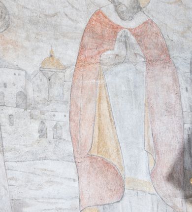 Zdjęcie nr 8: Polichromia na ścianie północnej znajduje się na wysokości dwóch trzecich ściany, a na ścianie północnej zajmuje prawie całą powierzchnię. Całość obiega od góry szeroki fryz z podwieszoną draperią, poniżej znajdują się różne sceny z życia i męczeństwa świętych. Na ścianie zachodniej, ponad chórem muzycznym podwieszone są festony i girlandy. Na ścianie północnej, od lewej przedstawione zostały następujące sceny: św. Karol Boromeusz ujęty w owalnym medalionie, następnie stygmatyzacja św. Franciszka z Asyżu, św. Dionizy w stroju biskupa z pastorałem i odciętą głową w dłoniach, pusty tron z baldachimem i nierozpoznany święty w stroju duchownego. Całość ukazana jest na tle pejzażu z miastem w oddali, powyżej widoczne są skłębione chmury. Po prawej stronie arkady tęczowej, nad ołtarzem Ukrzyżowania podwieszona jest tkanina, a na jej tle widnieje złote słońce (?). Ściana południowa podzielona jest na dwie strefy. W strefie dolnej, w pierwszej kwaterze od lewej strony znajduje się przedstawienie świętego biskupa, kolejne kwatery są nieczytelne, przeważnie ozdobione podwieszonymi draperiami. Strefa górna podzielona jest na dwie kwatery. W pierwszej, od lewej strony ukazani są: św. Jan Kanty przed Matką Boską z Dzieciątkiem, z aniołem podtrzymującym wieńce nad głową świętego i herbem Uniwersytetu Jagiellońskiego w prawym górnym narożu. W kwaterze drugiej scena męczeńskiej śmierci św. Wojciecha, w której oprawcy ubrani są w stroje szwedzkie. W prawym górnym narożu anioł z dwoma wieńcami. Na końcu ściany południowej popiersie św. Ignacego Loyoli w medalionie. 

Ponadto ściany ozdobione są zacheuszkami oraz różnymi, częściowo zniszczonymi napisami zostawiony przez pątników w XVII wieku: „SAMUEL RESPONDOWSKI”, „CHRISTOPER”, „ANDREAS”, „1616”, „1618”, „MARTIN SPIONKIEWICZ”, „NICE AD 1660”, „ALEXIA KWAŚNIOWSKA  ND 1660”, „[...]1661[...]”, „ALBERTUS [...]”, tarcza zegara słonecznego oraz napisy: „FRANCISCVS PETRICKI  / A(NNO) D(OMINI) 1650”, „PAN  JOANNES [...] NICOLA [...] 1620 [...]”, „1649”.

