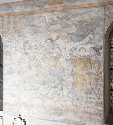 Zdjęcie nr 9: Polichromia na ścianie północnej znajduje się na wysokości dwóch trzecich ściany, a na ścianie północnej zajmuje prawie całą powierzchnię. Całość obiega od góry szeroki fryz z podwieszoną draperią, poniżej znajdują się różne sceny z życia i męczeństwa świętych. Na ścianie zachodniej, ponad chórem muzycznym podwieszone są festony i girlandy. Na ścianie północnej, od lewej przedstawione zostały następujące sceny: św. Karol Boromeusz ujęty w owalnym medalionie, następnie stygmatyzacja św. Franciszka z Asyżu, św. Dionizy w stroju biskupa z pastorałem i odciętą głową w dłoniach, pusty tron z baldachimem i nierozpoznany święty w stroju duchownego. Całość ukazana jest na tle pejzażu z miastem w oddali, powyżej widoczne są skłębione chmury. Po prawej stronie arkady tęczowej, nad ołtarzem Ukrzyżowania podwieszona jest tkanina, a na jej tle widnieje złote słońce (?). Ściana południowa podzielona jest na dwie strefy. W strefie dolnej, w pierwszej kwaterze od lewej strony znajduje się przedstawienie świętego biskupa, kolejne kwatery są nieczytelne, przeważnie ozdobione podwieszonymi draperiami. Strefa górna podzielona jest na dwie kwatery. W pierwszej, od lewej strony ukazani są: św. Jan Kanty przed Matką Boską z Dzieciątkiem, z aniołem podtrzymującym wieńce nad głową świętego i herbem Uniwersytetu Jagiellońskiego w prawym górnym narożu. W kwaterze drugiej scena męczeńskiej śmierci św. Wojciecha, w której oprawcy ubrani są w stroje szwedzkie. W prawym górnym narożu anioł z dwoma wieńcami. Na końcu ściany południowej popiersie św. Ignacego Loyoli w medalionie. 

Ponadto ściany ozdobione są zacheuszkami oraz różnymi, częściowo zniszczonymi napisami zostawiony przez pątników w XVII wieku: „SAMUEL RESPONDOWSKI”, „CHRISTOPER”, „ANDREAS”, „1616”, „1618”, „MARTIN SPIONKIEWICZ”, „NICE AD 1660”, „ALEXIA KWAŚNIOWSKA  ND 1660”, „[...]1661[...]”, „ALBERTUS [...]”, tarcza zegara słonecznego oraz napisy: „FRANCISCVS PETRICKI  / A(NNO) D(OMINI) 1650”, „PAN  JOANNES [...] NICOLA [...] 1620 [...]”, „1649”.

