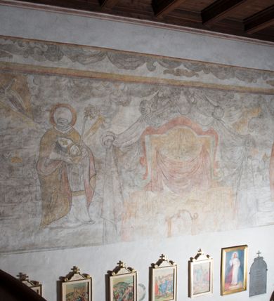 Zdjęcie nr 15: Polichromia na ścianie północnej znajduje się na wysokości dwóch trzecich ściany, a na ścianie północnej zajmuje prawie całą powierzchnię. Całość obiega od góry szeroki fryz z podwieszoną draperią, poniżej znajdują się różne sceny z życia i męczeństwa świętych. Na ścianie zachodniej, ponad chórem muzycznym podwieszone są festony i girlandy. Na ścianie północnej, od lewej przedstawione zostały następujące sceny: św. Karol Boromeusz ujęty w owalnym medalionie, następnie stygmatyzacja św. Franciszka z Asyżu, św. Dionizy w stroju biskupa z pastorałem i odciętą głową w dłoniach, pusty tron z baldachimem i nierozpoznany święty w stroju duchownego. Całość ukazana jest na tle pejzażu z miastem w oddali, powyżej widoczne są skłębione chmury. Po prawej stronie arkady tęczowej, nad ołtarzem Ukrzyżowania podwieszona jest tkanina, a na jej tle widnieje złote słońce (?). Ściana południowa podzielona jest na dwie strefy. W strefie dolnej, w pierwszej kwaterze od lewej strony znajduje się przedstawienie świętego biskupa, kolejne kwatery są nieczytelne, przeważnie ozdobione podwieszonymi draperiami. Strefa górna podzielona jest na dwie kwatery. W pierwszej, od lewej strony ukazani są: św. Jan Kanty przed Matką Boską z Dzieciątkiem, z aniołem podtrzymującym wieńce nad głową świętego i herbem Uniwersytetu Jagiellońskiego w prawym górnym narożu. W kwaterze drugiej scena męczeńskiej śmierci św. Wojciecha, w której oprawcy ubrani są w stroje szwedzkie. W prawym górnym narożu anioł z dwoma wieńcami. Na końcu ściany południowej popiersie św. Ignacego Loyoli w medalionie. 

Ponadto ściany ozdobione są zacheuszkami oraz różnymi, częściowo zniszczonymi napisami zostawiony przez pątników w XVII wieku: „SAMUEL RESPONDOWSKI”, „CHRISTOPER”, „ANDREAS”, „1616”, „1618”, „MARTIN SPIONKIEWICZ”, „NICE AD 1660”, „ALEXIA KWAŚNIOWSKA  ND 1660”, „[...]1661[...]”, „ALBERTUS [...]”, tarcza zegara słonecznego oraz napisy: „FRANCISCVS PETRICKI  / A(NNO) D(OMINI) 1650”, „PAN  JOANNES [...] NICOLA [...] 1620 [...]”, „1649”.

