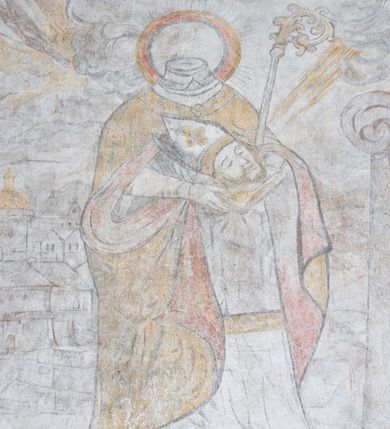 Zdjęcie nr 4: Polichromia na ścianie północnej znajduje się na wysokości dwóch trzecich ściany, a na ścianie północnej zajmuje prawie całą powierzchnię. Całość obiega od góry szeroki fryz z podwieszoną draperią, poniżej znajdują się różne sceny z życia i męczeństwa świętych. Na ścianie zachodniej, ponad chórem muzycznym podwieszone są festony i girlandy. Na ścianie północnej, od lewej przedstawione zostały następujące sceny: św. Karol Boromeusz ujęty w owalnym medalionie, następnie stygmatyzacja św. Franciszka z Asyżu, św. Dionizy w stroju biskupa z pastorałem i odciętą głową w dłoniach, pusty tron z baldachimem i nierozpoznany święty w stroju duchownego. Całość ukazana jest na tle pejzażu z miastem w oddali, powyżej widoczne są skłębione chmury. Po prawej stronie arkady tęczowej, nad ołtarzem Ukrzyżowania podwieszona jest tkanina, a na jej tle widnieje złote słońce (?). Ściana południowa podzielona jest na dwie strefy. W strefie dolnej, w pierwszej kwaterze od lewej strony znajduje się przedstawienie świętego biskupa, kolejne kwatery są nieczytelne, przeważnie ozdobione podwieszonymi draperiami. Strefa górna podzielona jest na dwie kwatery. W pierwszej, od lewej strony ukazani są: św. Jan Kanty przed Matką Boską z Dzieciątkiem, z aniołem podtrzymującym wieńce nad głową świętego i herbem Uniwersytetu Jagiellońskiego w prawym górnym narożu. W kwaterze drugiej scena męczeńskiej śmierci św. Wojciecha, w której oprawcy ubrani są w stroje szwedzkie. W prawym górnym narożu anioł z dwoma wieńcami. Na końcu ściany południowej popiersie św. Ignacego Loyoli w medalionie. 

Ponadto ściany ozdobione są zacheuszkami oraz różnymi, częściowo zniszczonymi napisami zostawiony przez pątników w XVII wieku: „SAMUEL RESPONDOWSKI”, „CHRISTOPER”, „ANDREAS”, „1616”, „1618”, „MARTIN SPIONKIEWICZ”, „NICE AD 1660”, „ALEXIA KWAŚNIOWSKA  ND 1660”, „[...]1661[...]”, „ALBERTUS [...]”, tarcza zegara słonecznego oraz napisy: „FRANCISCVS PETRICKI  / A(NNO) D(OMINI) 1650”, „PAN  JOANNES [...] NICOLA [...] 1620 [...]”, „1649”.

