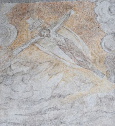 Zdjęcie nr 7: Polichromia na ścianie północnej znajduje się na wysokości dwóch trzecich ściany, a na ścianie północnej zajmuje prawie całą powierzchnię. Całość obiega od góry szeroki fryz z podwieszoną draperią, poniżej znajdują się różne sceny z życia i męczeństwa świętych. Na ścianie zachodniej, ponad chórem muzycznym podwieszone są festony i girlandy. Na ścianie północnej, od lewej przedstawione zostały następujące sceny: św. Karol Boromeusz ujęty w owalnym medalionie, następnie stygmatyzacja św. Franciszka z Asyżu, św. Dionizy w stroju biskupa z pastorałem i odciętą głową w dłoniach, pusty tron z baldachimem i nierozpoznany święty w stroju duchownego. Całość ukazana jest na tle pejzażu z miastem w oddali, powyżej widoczne są skłębione chmury. Po prawej stronie arkady tęczowej, nad ołtarzem Ukrzyżowania podwieszona jest tkanina, a na jej tle widnieje złote słońce (?). Ściana południowa podzielona jest na dwie strefy. W strefie dolnej, w pierwszej kwaterze od lewej strony znajduje się przedstawienie świętego biskupa, kolejne kwatery są nieczytelne, przeważnie ozdobione podwieszonymi draperiami. Strefa górna podzielona jest na dwie kwatery. W pierwszej, od lewej strony ukazani są: św. Jan Kanty przed Matką Boską z Dzieciątkiem, z aniołem podtrzymującym wieńce nad głową świętego i herbem Uniwersytetu Jagiellońskiego w prawym górnym narożu. W kwaterze drugiej scena męczeńskiej śmierci św. Wojciecha, w której oprawcy ubrani są w stroje szwedzkie. W prawym górnym narożu anioł z dwoma wieńcami. Na końcu ściany południowej popiersie św. Ignacego Loyoli w medalionie. 

Ponadto ściany ozdobione są zacheuszkami oraz różnymi, częściowo zniszczonymi napisami zostawiony przez pątników w XVII wieku: „SAMUEL RESPONDOWSKI”, „CHRISTOPER”, „ANDREAS”, „1616”, „1618”, „MARTIN SPIONKIEWICZ”, „NICE AD 1660”, „ALEXIA KWAŚNIOWSKA  ND 1660”, „[...]1661[...]”, „ALBERTUS [...]”, tarcza zegara słonecznego oraz napisy: „FRANCISCVS PETRICKI  / A(NNO) D(OMINI) 1650”, „PAN  JOANNES [...] NICOLA [...] 1620 [...]”, „1649”.

