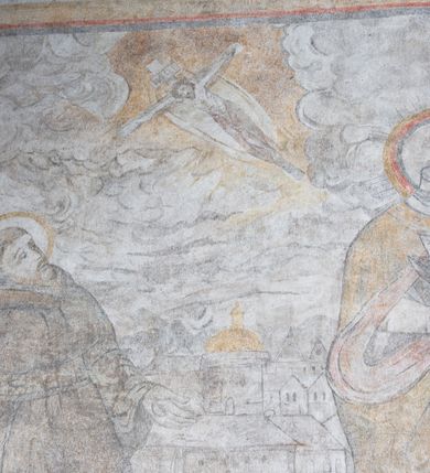 Zdjęcie nr 6: Polichromia na ścianie północnej znajduje się na wysokości dwóch trzecich ściany, a na ścianie północnej zajmuje prawie całą powierzchnię. Całość obiega od góry szeroki fryz z podwieszoną draperią, poniżej znajdują się różne sceny z życia i męczeństwa świętych. Na ścianie zachodniej, ponad chórem muzycznym podwieszone są festony i girlandy. Na ścianie północnej, od lewej przedstawione zostały następujące sceny: św. Karol Boromeusz ujęty w owalnym medalionie, następnie stygmatyzacja św. Franciszka z Asyżu, św. Dionizy w stroju biskupa z pastorałem i odciętą głową w dłoniach, pusty tron z baldachimem i nierozpoznany święty w stroju duchownego. Całość ukazana jest na tle pejzażu z miastem w oddali, powyżej widoczne są skłębione chmury. Po prawej stronie arkady tęczowej, nad ołtarzem Ukrzyżowania podwieszona jest tkanina, a na jej tle widnieje złote słońce (?). Ściana południowa podzielona jest na dwie strefy. W strefie dolnej, w pierwszej kwaterze od lewej strony znajduje się przedstawienie świętego biskupa, kolejne kwatery są nieczytelne, przeważnie ozdobione podwieszonymi draperiami. Strefa górna podzielona jest na dwie kwatery. W pierwszej, od lewej strony ukazani są: św. Jan Kanty przed Matką Boską z Dzieciątkiem, z aniołem podtrzymującym wieńce nad głową świętego i herbem Uniwersytetu Jagiellońskiego w prawym górnym narożu. W kwaterze drugiej scena męczeńskiej śmierci św. Wojciecha, w której oprawcy ubrani są w stroje szwedzkie. W prawym górnym narożu anioł z dwoma wieńcami. Na końcu ściany południowej popiersie św. Ignacego Loyoli w medalionie. 

Ponadto ściany ozdobione są zacheuszkami oraz różnymi, częściowo zniszczonymi napisami zostawiony przez pątników w XVII wieku: „SAMUEL RESPONDOWSKI”, „CHRISTOPER”, „ANDREAS”, „1616”, „1618”, „MARTIN SPIONKIEWICZ”, „NICE AD 1660”, „ALEXIA KWAŚNIOWSKA  ND 1660”, „[...]1661[...]”, „ALBERTUS [...]”, tarcza zegara słonecznego oraz napisy: „FRANCISCVS PETRICKI  / A(NNO) D(OMINI) 1650”, „PAN  JOANNES [...] NICOLA [...] 1620 [...]”, „1649”.

