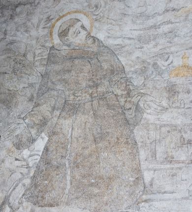 Zdjęcie nr 5: Polichromia na ścianie północnej znajduje się na wysokości dwóch trzecich ściany, a na ścianie północnej zajmuje prawie całą powierzchnię. Całość obiega od góry szeroki fryz z podwieszoną draperią, poniżej znajdują się różne sceny z życia i męczeństwa świętych. Na ścianie zachodniej, ponad chórem muzycznym podwieszone są festony i girlandy. Na ścianie północnej, od lewej przedstawione zostały następujące sceny: św. Karol Boromeusz ujęty w owalnym medalionie, następnie stygmatyzacja św. Franciszka z Asyżu, św. Dionizy w stroju biskupa z pastorałem i odciętą głową w dłoniach, pusty tron z baldachimem i nierozpoznany święty w stroju duchownego. Całość ukazana jest na tle pejzażu z miastem w oddali, powyżej widoczne są skłębione chmury. Po prawej stronie arkady tęczowej, nad ołtarzem Ukrzyżowania podwieszona jest tkanina, a na jej tle widnieje złote słońce (?). Ściana południowa podzielona jest na dwie strefy. W strefie dolnej, w pierwszej kwaterze od lewej strony znajduje się przedstawienie świętego biskupa, kolejne kwatery są nieczytelne, przeważnie ozdobione podwieszonymi draperiami. Strefa górna podzielona jest na dwie kwatery. W pierwszej, od lewej strony ukazani są: św. Jan Kanty przed Matką Boską z Dzieciątkiem, z aniołem podtrzymującym wieńce nad głową świętego i herbem Uniwersytetu Jagiellońskiego w prawym górnym narożu. W kwaterze drugiej scena męczeńskiej śmierci św. Wojciecha, w której oprawcy ubrani są w stroje szwedzkie. W prawym górnym narożu anioł z dwoma wieńcami. Na końcu ściany południowej popiersie św. Ignacego Loyoli w medalionie. 

Ponadto ściany ozdobione są zacheuszkami oraz różnymi, częściowo zniszczonymi napisami zostawiony przez pątników w XVII wieku: „SAMUEL RESPONDOWSKI”, „CHRISTOPER”, „ANDREAS”, „1616”, „1618”, „MARTIN SPIONKIEWICZ”, „NICE AD 1660”, „ALEXIA KWAŚNIOWSKA  ND 1660”, „[...]1661[...]”, „ALBERTUS [...]”, tarcza zegara słonecznego oraz napisy: „FRANCISCVS PETRICKI  / A(NNO) D(OMINI) 1650”, „PAN  JOANNES [...] NICOLA [...] 1620 [...]”, „1649”.

