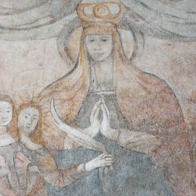 Zdjęcie nr 1: Na ścianie północnej prezbiterium w pierwszej kwaterze od lewej strony została ukazana św. Barbara z mieczem w lewej dłoni i palmą męczeństwa w prawej. W kolejnej kwaterze freski nie zachowały się w całości. W górnej części podwieszone są drapowane tkaniny, po lewej stronie widać dwie uskrzydlone główki aniołków, a po prawej stronie postać nierozpoznanej świętej męczennicy z palmą męczeństwa i księgą w dłoniach. Na ścianie południowej prezbiterium po prawej stronie jest przedstawienie św. Zofii z córkami ujęte w kwaterę w kształcie leżącego prostokąta. Pośrodku znajduje się św. Zofia z rękami złożonymi do modlitwy, na głowie ma zamkniętą koronę, po jej prawie stronie stoją dwie córki, a po lewej trzecia córka. Wszystkie córki zostały ukazane z palmami męczeństwa w dłoniach. Pozostałą powierzchnię ściany wypełniają dekoracje ornamentalne, uskrzydlone anioły, a w dolnej partii zacheuszki. Łuk arkady zdobią arma Christi, które otwierają kolejny cykl przedstawień w kaplicy św. Anny. Prezbiterium obiega od góry szeroki fryz z podwieszoną draperią, pomiędzy którą ukazane są winne grona.