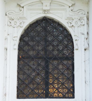 Zdjęcie nr 45: Kościół orientowany, pierwotnie na rzucie krzyża łacińskiego, jednonawowy, z kaplicami bocznymi od północy i południa, z prezbiterium prostokątnym zamkniętym wielobocznie. Obecnie w miejscu drewnianej kaplicy północnej murowana kaplica grobowa, a przy prezbiterium murowana prostokątna zakrystia i skarbczyk (1622 r.); nawa przedłużona ku zachodowi (1878-1879). Przy zachodniej części nawy, od południa, prostokątna drewniana kruchta. Wewnątrz stropy, w kaplicy północnej sklepienie krzyżowe z lunetami, w zakrystii i skarbczyku kolebkowe z lunetami. Zewnątrz zaszalowany. Dach nad nawą i prezbiterium jednokalenicowy, dwuspadowy o załamanych połaciach. Na kalenicy baniasta wieżyczka na sygnaturkę. Odrzwia zachodnie z nadprożem ozdobionym trójliściem z łukiem w ośli grzbiet oraz fryzem arkadkowym; odrzwia z prezbiterium do zakrystii z nadprożem ozdobionym łukiem w ośli grzbiet.