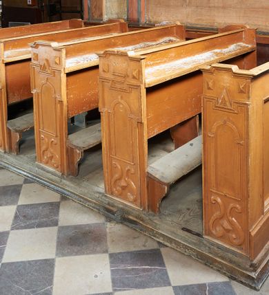 Zdjęcie nr 65: Kościół orientowany, pierwotnie na rzucie krzyża łacińskiego, jednonawowy, z kaplicami bocznymi od północy i południa, z prezbiterium prostokątnym zamkniętym wielobocznie. Obecnie w miejscu drewnianej kaplicy północnej murowana kaplica grobowa, a przy prezbiterium murowana prostokątna zakrystia i skarbczyk (1622 r.); nawa przedłużona ku zachodowi (1878-1879). Przy zachodniej części nawy, od południa, prostokątna drewniana kruchta. Wewnątrz stropy, w kaplicy północnej sklepienie krzyżowe z lunetami, w zakrystii i skarbczyku kolebkowe z lunetami. Zewnątrz zaszalowany. Dach nad nawą i prezbiterium jednokalenicowy, dwuspadowy o załamanych połaciach. Na kalenicy baniasta wieżyczka na sygnaturkę. Odrzwia zachodnie z nadprożem ozdobionym trójliściem z łukiem w ośli grzbiet oraz fryzem arkadkowym; odrzwia z prezbiterium do zakrystii z nadprożem ozdobionym łukiem w ośli grzbiet.