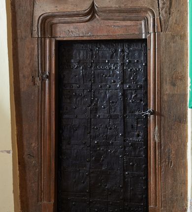 Zdjęcie nr 41: Kościół orientowany, pierwotnie na rzucie krzyża łacińskiego, jednonawowy, z kaplicami bocznymi od północy i południa, z prezbiterium prostokątnym zamkniętym wielobocznie. Obecnie w miejscu drewnianej kaplicy północnej murowana kaplica grobowa, a przy prezbiterium murowana prostokątna zakrystia i skarbczyk (1622 r.); nawa przedłużona ku zachodowi (1878-1879). Przy zachodniej części nawy, od południa, prostokątna drewniana kruchta. Wewnątrz stropy, w kaplicy północnej sklepienie krzyżowe z lunetami, w zakrystii i skarbczyku kolebkowe z lunetami. Zewnątrz zaszalowany. Dach nad nawą i prezbiterium jednokalenicowy, dwuspadowy o załamanych połaciach. Na kalenicy baniasta wieżyczka na sygnaturkę. Odrzwia zachodnie z nadprożem ozdobionym trójliściem z łukiem w ośli grzbiet oraz fryzem arkadkowym; odrzwia z prezbiterium do zakrystii z nadprożem ozdobionym łukiem w ośli grzbiet.