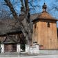 Zdjęcie nr 1: Kościół orientowany, pierwotnie na rzucie krzyża łacińskiego, jednonawowy, z kaplicami bocznymi od północy i południa, z prezbiterium prostokątnym zamkniętym wielobocznie. Obecnie w miejscu drewnianej kaplicy północnej murowana kaplica grobowa, a przy prezbiterium murowana prostokątna zakrystia i skarbczyk (1622 r.); nawa przedłużona ku zachodowi (1878-1879). Przy zachodniej części nawy, od południa, prostokątna drewniana kruchta. Wewnątrz stropy, w kaplicy północnej sklepienie krzyżowe z lunetami, w zakrystii i skarbczyku kolebkowe z lunetami. Zewnątrz zaszalowany. Dach nad nawą i prezbiterium jednokalenicowy, dwuspadowy o załamanych połaciach. Na kalenicy baniasta wieżyczka na sygnaturkę. Odrzwia zachodnie z nadprożem ozdobionym trójliściem z łukiem w ośli grzbiet oraz fryzem arkadkowym; odrzwia z prezbiterium do zakrystii z nadprożem ozdobionym łukiem w ośli grzbiet.