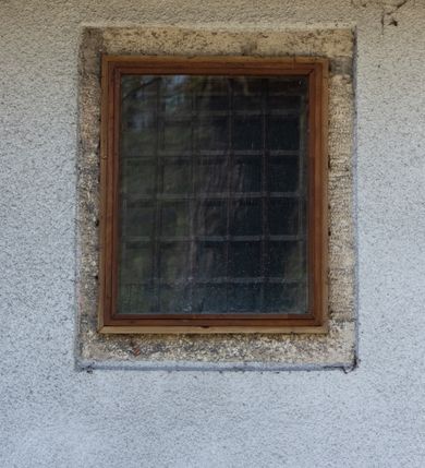 Zdjęcie nr 46: Kościół orientowany, pierwotnie na rzucie krzyża łacińskiego, jednonawowy, z kaplicami bocznymi od północy i południa, z prezbiterium prostokątnym zamkniętym wielobocznie. Obecnie w miejscu drewnianej kaplicy północnej murowana kaplica grobowa, a przy prezbiterium murowana prostokątna zakrystia i skarbczyk (1622 r.); nawa przedłużona ku zachodowi (1878-1879). Przy zachodniej części nawy, od południa, prostokątna drewniana kruchta. Wewnątrz stropy, w kaplicy północnej sklepienie krzyżowe z lunetami, w zakrystii i skarbczyku kolebkowe z lunetami. Zewnątrz zaszalowany. Dach nad nawą i prezbiterium jednokalenicowy, dwuspadowy o załamanych połaciach. Na kalenicy baniasta wieżyczka na sygnaturkę. Odrzwia zachodnie z nadprożem ozdobionym trójliściem z łukiem w ośli grzbiet oraz fryzem arkadkowym; odrzwia z prezbiterium do zakrystii z nadprożem ozdobionym łukiem w ośli grzbiet.