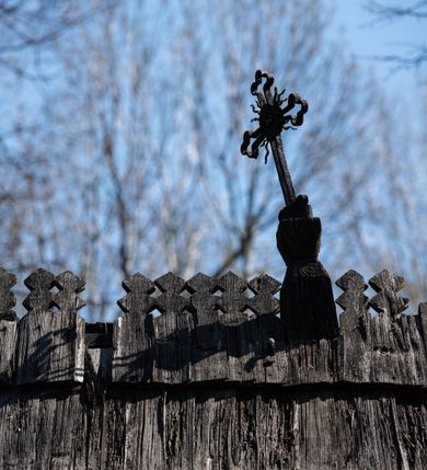 Zdjęcie nr 32: Kościół orientowany, pierwotnie na rzucie krzyża łacińskiego, jednonawowy, z kaplicami bocznymi od północy i południa, z prezbiterium prostokątnym zamkniętym wielobocznie. Obecnie w miejscu drewnianej kaplicy północnej murowana kaplica grobowa, a przy prezbiterium murowana prostokątna zakrystia i skarbczyk (1622 r.); nawa przedłużona ku zachodowi (1878-1879). Przy zachodniej części nawy, od południa, prostokątna drewniana kruchta. Wewnątrz stropy, w kaplicy północnej sklepienie krzyżowe z lunetami, w zakrystii i skarbczyku kolebkowe z lunetami. Zewnątrz zaszalowany. Dach nad nawą i prezbiterium jednokalenicowy, dwuspadowy o załamanych połaciach. Na kalenicy baniasta wieżyczka na sygnaturkę. Odrzwia zachodnie z nadprożem ozdobionym trójliściem z łukiem w ośli grzbiet oraz fryzem arkadkowym; odrzwia z prezbiterium do zakrystii z nadprożem ozdobionym łukiem w ośli grzbiet.