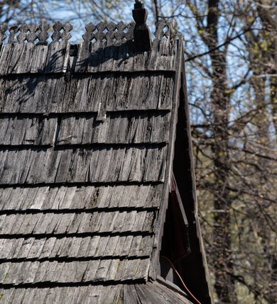 Zdjęcie nr 34: Kościół orientowany, pierwotnie na rzucie krzyża łacińskiego, jednonawowy, z kaplicami bocznymi od północy i południa, z prezbiterium prostokątnym zamkniętym wielobocznie. Obecnie w miejscu drewnianej kaplicy północnej murowana kaplica grobowa, a przy prezbiterium murowana prostokątna zakrystia i skarbczyk (1622 r.); nawa przedłużona ku zachodowi (1878-1879). Przy zachodniej części nawy, od południa, prostokątna drewniana kruchta. Wewnątrz stropy, w kaplicy północnej sklepienie krzyżowe z lunetami, w zakrystii i skarbczyku kolebkowe z lunetami. Zewnątrz zaszalowany. Dach nad nawą i prezbiterium jednokalenicowy, dwuspadowy o załamanych połaciach. Na kalenicy baniasta wieżyczka na sygnaturkę. Odrzwia zachodnie z nadprożem ozdobionym trójliściem z łukiem w ośli grzbiet oraz fryzem arkadkowym; odrzwia z prezbiterium do zakrystii z nadprożem ozdobionym łukiem w ośli grzbiet.