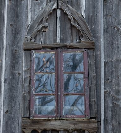 Zdjęcie nr 49: Kościół orientowany, pierwotnie na rzucie krzyża łacińskiego, jednonawowy, z kaplicami bocznymi od północy i południa, z prezbiterium prostokątnym zamkniętym wielobocznie. Obecnie w miejscu drewnianej kaplicy północnej murowana kaplica grobowa, a przy prezbiterium murowana prostokątna zakrystia i skarbczyk (1622 r.); nawa przedłużona ku zachodowi (1878-1879). Przy zachodniej części nawy, od południa, prostokątna drewniana kruchta. Wewnątrz stropy, w kaplicy północnej sklepienie krzyżowe z lunetami, w zakrystii i skarbczyku kolebkowe z lunetami. Zewnątrz zaszalowany. Dach nad nawą i prezbiterium jednokalenicowy, dwuspadowy o załamanych połaciach. Na kalenicy baniasta wieżyczka na sygnaturkę. Odrzwia zachodnie z nadprożem ozdobionym trójliściem z łukiem w ośli grzbiet oraz fryzem arkadkowym; odrzwia z prezbiterium do zakrystii z nadprożem ozdobionym łukiem w ośli grzbiet.