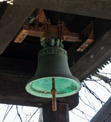 Zdjęcie nr 38: Kościół orientowany, pierwotnie na rzucie krzyża łacińskiego, jednonawowy, z kaplicami bocznymi od północy i południa, z prezbiterium prostokątnym zamkniętym wielobocznie. Obecnie w miejscu drewnianej kaplicy północnej murowana kaplica grobowa, a przy prezbiterium murowana prostokątna zakrystia i skarbczyk (1622 r.); nawa przedłużona ku zachodowi (1878-1879). Przy zachodniej części nawy, od południa, prostokątna drewniana kruchta. Wewnątrz stropy, w kaplicy północnej sklepienie krzyżowe z lunetami, w zakrystii i skarbczyku kolebkowe z lunetami. Zewnątrz zaszalowany. Dach nad nawą i prezbiterium jednokalenicowy, dwuspadowy o załamanych połaciach. Na kalenicy baniasta wieżyczka na sygnaturkę. Odrzwia zachodnie z nadprożem ozdobionym trójliściem z łukiem w ośli grzbiet oraz fryzem arkadkowym; odrzwia z prezbiterium do zakrystii z nadprożem ozdobionym łukiem w ośli grzbiet.