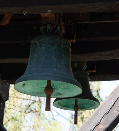 Zdjęcie nr 39: Kościół orientowany, pierwotnie na rzucie krzyża łacińskiego, jednonawowy, z kaplicami bocznymi od północy i południa, z prezbiterium prostokątnym zamkniętym wielobocznie. Obecnie w miejscu drewnianej kaplicy północnej murowana kaplica grobowa, a przy prezbiterium murowana prostokątna zakrystia i skarbczyk (1622 r.); nawa przedłużona ku zachodowi (1878-1879). Przy zachodniej części nawy, od południa, prostokątna drewniana kruchta. Wewnątrz stropy, w kaplicy północnej sklepienie krzyżowe z lunetami, w zakrystii i skarbczyku kolebkowe z lunetami. Zewnątrz zaszalowany. Dach nad nawą i prezbiterium jednokalenicowy, dwuspadowy o załamanych połaciach. Na kalenicy baniasta wieżyczka na sygnaturkę. Odrzwia zachodnie z nadprożem ozdobionym trójliściem z łukiem w ośli grzbiet oraz fryzem arkadkowym; odrzwia z prezbiterium do zakrystii z nadprożem ozdobionym łukiem w ośli grzbiet.