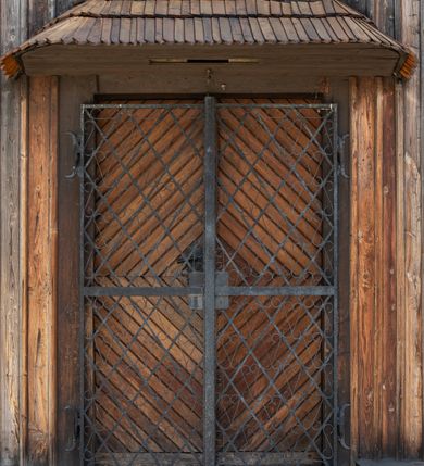 Zdjęcie nr 40: Kościół orientowany, pierwotnie na rzucie krzyża łacińskiego, jednonawowy, z kaplicami bocznymi od północy i południa, z prezbiterium prostokątnym zamkniętym wielobocznie. Obecnie w miejscu drewnianej kaplicy północnej murowana kaplica grobowa, a przy prezbiterium murowana prostokątna zakrystia i skarbczyk (1622 r.); nawa przedłużona ku zachodowi (1878-1879). Przy zachodniej części nawy, od południa, prostokątna drewniana kruchta. Wewnątrz stropy, w kaplicy północnej sklepienie krzyżowe z lunetami, w zakrystii i skarbczyku kolebkowe z lunetami. Zewnątrz zaszalowany. Dach nad nawą i prezbiterium jednokalenicowy, dwuspadowy o załamanych połaciach. Na kalenicy baniasta wieżyczka na sygnaturkę. Odrzwia zachodnie z nadprożem ozdobionym trójliściem z łukiem w ośli grzbiet oraz fryzem arkadkowym; odrzwia z prezbiterium do zakrystii z nadprożem ozdobionym łukiem w ośli grzbiet.