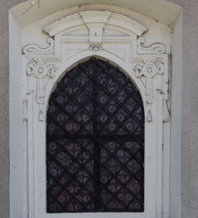 Zdjęcie nr 44: Kościół orientowany, pierwotnie na rzucie krzyża łacińskiego, jednonawowy, z kaplicami bocznymi od północy i południa, z prezbiterium prostokątnym zamkniętym wielobocznie. Obecnie w miejscu drewnianej kaplicy północnej murowana kaplica grobowa, a przy prezbiterium murowana prostokątna zakrystia i skarbczyk (1622 r.); nawa przedłużona ku zachodowi (1878-1879). Przy zachodniej części nawy, od południa, prostokątna drewniana kruchta. Wewnątrz stropy, w kaplicy północnej sklepienie krzyżowe z lunetami, w zakrystii i skarbczyku kolebkowe z lunetami. Zewnątrz zaszalowany. Dach nad nawą i prezbiterium jednokalenicowy, dwuspadowy o załamanych połaciach. Na kalenicy baniasta wieżyczka na sygnaturkę. Odrzwia zachodnie z nadprożem ozdobionym trójliściem z łukiem w ośli grzbiet oraz fryzem arkadkowym; odrzwia z prezbiterium do zakrystii z nadprożem ozdobionym łukiem w ośli grzbiet.