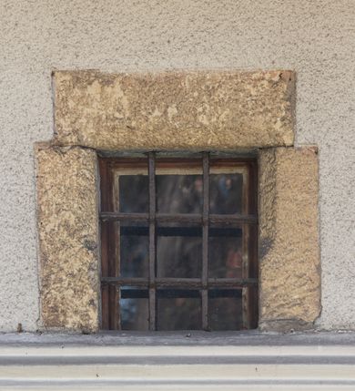 Zdjęcie nr 47: Kościół orientowany, pierwotnie na rzucie krzyża łacińskiego, jednonawowy, z kaplicami bocznymi od północy i południa, z prezbiterium prostokątnym zamkniętym wielobocznie. Obecnie w miejscu drewnianej kaplicy północnej murowana kaplica grobowa, a przy prezbiterium murowana prostokątna zakrystia i skarbczyk (1622 r.); nawa przedłużona ku zachodowi (1878-1879). Przy zachodniej części nawy, od południa, prostokątna drewniana kruchta. Wewnątrz stropy, w kaplicy północnej sklepienie krzyżowe z lunetami, w zakrystii i skarbczyku kolebkowe z lunetami. Zewnątrz zaszalowany. Dach nad nawą i prezbiterium jednokalenicowy, dwuspadowy o załamanych połaciach. Na kalenicy baniasta wieżyczka na sygnaturkę. Odrzwia zachodnie z nadprożem ozdobionym trójliściem z łukiem w ośli grzbiet oraz fryzem arkadkowym; odrzwia z prezbiterium do zakrystii z nadprożem ozdobionym łukiem w ośli grzbiet.