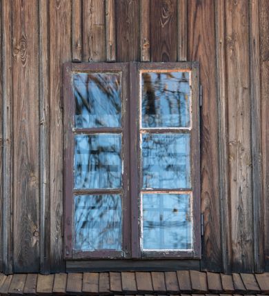 Zdjęcie nr 48: Kościół orientowany, pierwotnie na rzucie krzyża łacińskiego, jednonawowy, z kaplicami bocznymi od północy i południa, z prezbiterium prostokątnym zamkniętym wielobocznie. Obecnie w miejscu drewnianej kaplicy północnej murowana kaplica grobowa, a przy prezbiterium murowana prostokątna zakrystia i skarbczyk (1622 r.); nawa przedłużona ku zachodowi (1878-1879). Przy zachodniej części nawy, od południa, prostokątna drewniana kruchta. Wewnątrz stropy, w kaplicy północnej sklepienie krzyżowe z lunetami, w zakrystii i skarbczyku kolebkowe z lunetami. Zewnątrz zaszalowany. Dach nad nawą i prezbiterium jednokalenicowy, dwuspadowy o załamanych połaciach. Na kalenicy baniasta wieżyczka na sygnaturkę. Odrzwia zachodnie z nadprożem ozdobionym trójliściem z łukiem w ośli grzbiet oraz fryzem arkadkowym; odrzwia z prezbiterium do zakrystii z nadprożem ozdobionym łukiem w ośli grzbiet.