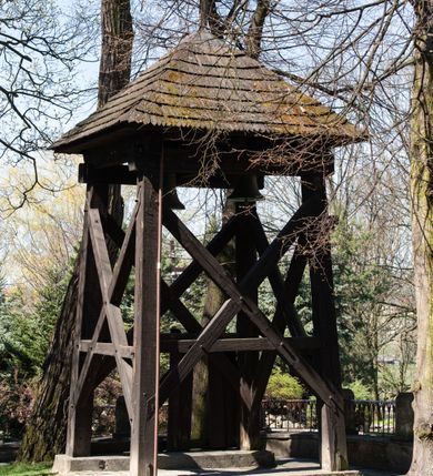 Zdjęcie nr 56: Kościół orientowany, pierwotnie na rzucie krzyża łacińskiego, jednonawowy, z kaplicami bocznymi od północy i południa, z prezbiterium prostokątnym zamkniętym wielobocznie. Obecnie w miejscu drewnianej kaplicy północnej murowana kaplica grobowa, a przy prezbiterium murowana prostokątna zakrystia i skarbczyk (1622 r.); nawa przedłużona ku zachodowi (1878-1879). Przy zachodniej części nawy, od południa, prostokątna drewniana kruchta. Wewnątrz stropy, w kaplicy północnej sklepienie krzyżowe z lunetami, w zakrystii i skarbczyku kolebkowe z lunetami. Zewnątrz zaszalowany. Dach nad nawą i prezbiterium jednokalenicowy, dwuspadowy o załamanych połaciach. Na kalenicy baniasta wieżyczka na sygnaturkę. Odrzwia zachodnie z nadprożem ozdobionym trójliściem z łukiem w ośli grzbiet oraz fryzem arkadkowym; odrzwia z prezbiterium do zakrystii z nadprożem ozdobionym łukiem w ośli grzbiet.