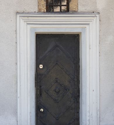 Zdjęcie nr 42: Kościół orientowany, pierwotnie na rzucie krzyża łacińskiego, jednonawowy, z kaplicami bocznymi od północy i południa, z prezbiterium prostokątnym zamkniętym wielobocznie. Obecnie w miejscu drewnianej kaplicy północnej murowana kaplica grobowa, a przy prezbiterium murowana prostokątna zakrystia i skarbczyk (1622 r.); nawa przedłużona ku zachodowi (1878-1879). Przy zachodniej części nawy, od południa, prostokątna drewniana kruchta. Wewnątrz stropy, w kaplicy północnej sklepienie krzyżowe z lunetami, w zakrystii i skarbczyku kolebkowe z lunetami. Zewnątrz zaszalowany. Dach nad nawą i prezbiterium jednokalenicowy, dwuspadowy o załamanych połaciach. Na kalenicy baniasta wieżyczka na sygnaturkę. Odrzwia zachodnie z nadprożem ozdobionym trójliściem z łukiem w ośli grzbiet oraz fryzem arkadkowym; odrzwia z prezbiterium do zakrystii z nadprożem ozdobionym łukiem w ośli grzbiet.