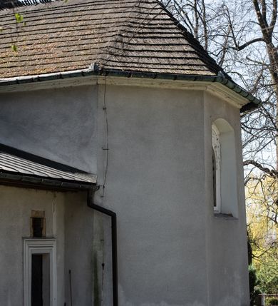 Zdjęcie nr 29: Kościół orientowany, pierwotnie na rzucie krzyża łacińskiego, jednonawowy, z kaplicami bocznymi od północy i południa, z prezbiterium prostokątnym zamkniętym wielobocznie. Obecnie w miejscu drewnianej kaplicy północnej murowana kaplica grobowa, a przy prezbiterium murowana prostokątna zakrystia i skarbczyk (1622 r.); nawa przedłużona ku zachodowi (1878-1879). Przy zachodniej części nawy, od południa, prostokątna drewniana kruchta. Wewnątrz stropy, w kaplicy północnej sklepienie krzyżowe z lunetami, w zakrystii i skarbczyku kolebkowe z lunetami. Zewnątrz zaszalowany. Dach nad nawą i prezbiterium jednokalenicowy, dwuspadowy o załamanych połaciach. Na kalenicy baniasta wieżyczka na sygnaturkę. Odrzwia zachodnie z nadprożem ozdobionym trójliściem z łukiem w ośli grzbiet oraz fryzem arkadkowym; odrzwia z prezbiterium do zakrystii z nadprożem ozdobionym łukiem w ośli grzbiet.