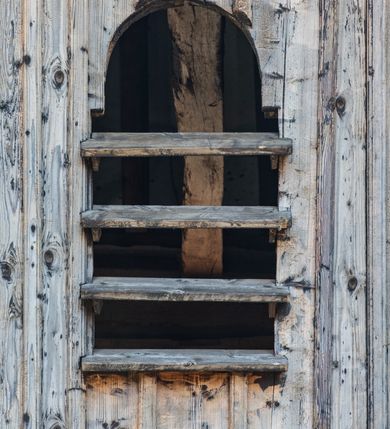 Zdjęcie nr 50: Kościół orientowany, pierwotnie na rzucie krzyża łacińskiego, jednonawowy, z kaplicami bocznymi od północy i południa, z prezbiterium prostokątnym zamkniętym wielobocznie. Obecnie w miejscu drewnianej kaplicy północnej murowana kaplica grobowa, a przy prezbiterium murowana prostokątna zakrystia i skarbczyk (1622 r.); nawa przedłużona ku zachodowi (1878-1879). Przy zachodniej części nawy, od południa, prostokątna drewniana kruchta. Wewnątrz stropy, w kaplicy północnej sklepienie krzyżowe z lunetami, w zakrystii i skarbczyku kolebkowe z lunetami. Zewnątrz zaszalowany. Dach nad nawą i prezbiterium jednokalenicowy, dwuspadowy o załamanych połaciach. Na kalenicy baniasta wieżyczka na sygnaturkę. Odrzwia zachodnie z nadprożem ozdobionym trójliściem z łukiem w ośli grzbiet oraz fryzem arkadkowym; odrzwia z prezbiterium do zakrystii z nadprożem ozdobionym łukiem w ośli grzbiet.