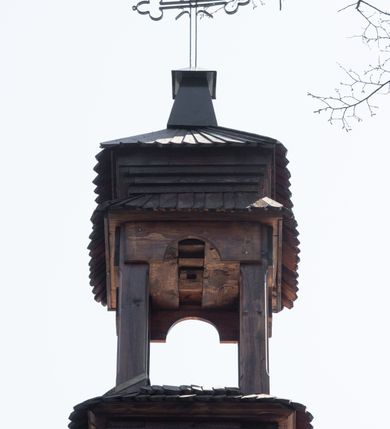 Zdjęcie nr 37: Kościół orientowany, pierwotnie na rzucie krzyża łacińskiego, jednonawowy, z kaplicami bocznymi od północy i południa, z prezbiterium prostokątnym zamkniętym wielobocznie. Obecnie w miejscu drewnianej kaplicy północnej murowana kaplica grobowa, a przy prezbiterium murowana prostokątna zakrystia i skarbczyk (1622 r.); nawa przedłużona ku zachodowi (1878-1879). Przy zachodniej części nawy, od południa, prostokątna drewniana kruchta. Wewnątrz stropy, w kaplicy północnej sklepienie krzyżowe z lunetami, w zakrystii i skarbczyku kolebkowe z lunetami. Zewnątrz zaszalowany. Dach nad nawą i prezbiterium jednokalenicowy, dwuspadowy o załamanych połaciach. Na kalenicy baniasta wieżyczka na sygnaturkę. Odrzwia zachodnie z nadprożem ozdobionym trójliściem z łukiem w ośli grzbiet oraz fryzem arkadkowym; odrzwia z prezbiterium do zakrystii z nadprożem ozdobionym łukiem w ośli grzbiet.