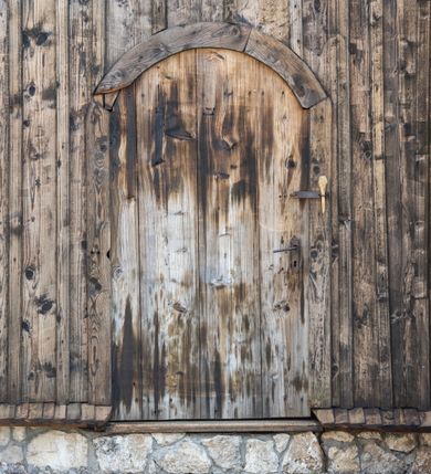 Zdjęcie nr 43: Kościół orientowany, pierwotnie na rzucie krzyża łacińskiego, jednonawowy, z kaplicami bocznymi od północy i południa, z prezbiterium prostokątnym zamkniętym wielobocznie. Obecnie w miejscu drewnianej kaplicy północnej murowana kaplica grobowa, a przy prezbiterium murowana prostokątna zakrystia i skarbczyk (1622 r.); nawa przedłużona ku zachodowi (1878-1879). Przy zachodniej części nawy, od południa, prostokątna drewniana kruchta. Wewnątrz stropy, w kaplicy północnej sklepienie krzyżowe z lunetami, w zakrystii i skarbczyku kolebkowe z lunetami. Zewnątrz zaszalowany. Dach nad nawą i prezbiterium jednokalenicowy, dwuspadowy o załamanych połaciach. Na kalenicy baniasta wieżyczka na sygnaturkę. Odrzwia zachodnie z nadprożem ozdobionym trójliściem z łukiem w ośli grzbiet oraz fryzem arkadkowym; odrzwia z prezbiterium do zakrystii z nadprożem ozdobionym łukiem w ośli grzbiet.