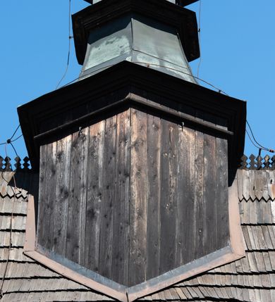 Zdjęcie nr 35: Kościół orientowany, pierwotnie na rzucie krzyża łacińskiego, jednonawowy, z kaplicami bocznymi od północy i południa, z prezbiterium prostokątnym zamkniętym wielobocznie. Obecnie w miejscu drewnianej kaplicy północnej murowana kaplica grobowa, a przy prezbiterium murowana prostokątna zakrystia i skarbczyk (1622 r.); nawa przedłużona ku zachodowi (1878-1879). Przy zachodniej części nawy, od południa, prostokątna drewniana kruchta. Wewnątrz stropy, w kaplicy północnej sklepienie krzyżowe z lunetami, w zakrystii i skarbczyku kolebkowe z lunetami. Zewnątrz zaszalowany. Dach nad nawą i prezbiterium jednokalenicowy, dwuspadowy o załamanych połaciach. Na kalenicy baniasta wieżyczka na sygnaturkę. Odrzwia zachodnie z nadprożem ozdobionym trójliściem z łukiem w ośli grzbiet oraz fryzem arkadkowym; odrzwia z prezbiterium do zakrystii z nadprożem ozdobionym łukiem w ośli grzbiet.