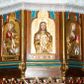 Zdjęcie nr 1: Ambona przyścienna, wisząca, z wejściem od strony zakrystii. Kosz na planie ośmioboku; ścianki wydzielone wąskimi kolumienkami, stojącymi na wspornikach; w polach płyciny w formie stojącego prostokąta, zamkniętego łukiem trójlistnym z maswerkami w przyłuczach, wewnątrz płaskorzeźbione półpostacie: św. Łukasza, św. Mateusza, Jezusa Chrystusa, św. Jana i św. Marka. Ewangeliści ukazani są frontalnie w trzech czwartych, z księgami oraz z piórami do pisania w dłoniach. Jezus z dłońmi ułożonymi w geście błogosławieństwa. Ubrani są w złote suknie i płaszcze. Wokół głów mają złote i koliste nimby; Jezus nimb krzyżowy. Ewangelistom towarzyszą ich symbole: św. Łukaszowi – byk, św. Mateuszowi – uskrzydlona główka aniołka, św. Janowi – orzeł, a św. Markowi – lew. Pod każdą płyciną znajdują się banderole z podpisami, kolejno od lewej: „Św(ięty) ŁUKASZ”, „Św(ięty) MATEUSZ”, „JEZUS CHRYSTUS”, „Św(ięty) JAN”, „Św(ięty) MAREK”. Tła płycin zapełnia kratownica, której kwadratowe pola wypełniają greckie krzyżyki. Dolna krawędź kosza zdobiona jest neogotyckim fartuchem; parapet ma formę gzymsu. 

Zaplecek wąski, ujęty parą kolumienek; w polu drzwi o kształcie prostokąta stojącego dekorowane dwiema płycinami z maswerkami; nad nimi prostokątna płaskorzeźba z przedstawieniem płynącej łodzi z monogramem Chrystusa na tle rozpiętego żagla. 

Baldachim powtarzający plan kosza, w formie podstawy dla ośmiobocznej ażurowej wieżyczki z blendami w ściankach i łukami przyporowymi, dekorowanej żabkami. Krawędź baldachimu profilowana, dekorowana sterczynami w narożach i neogotyckimi fartuchami u spodu i u góry. W podniebiu rzeźbiona gołębica Ducha Świętego w glorii.  

Struktura w kolorze naturalnego drewna; płyciny polichromowane na niebiesko i czerwono; elementy architektoniczne, profile, kolumienki i ścianki kosza złocone.

