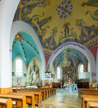 Zdjęcie nr 7: Kościół na planie krzyża łacińskiego, jednonawowy, z transeptem, zamknięty trójbocznym prezbiterium od północy i dobudowaną do niego zakrystią; na skrzyżowaniu nawy głównej i ramion transeptu wieżyczka na sygnaturkę. Fasadę tworzy masywna wieża, zwieńczona hełmem pokrytym blachą miedzianą. Główne wejście do kościoła od strony południowej, poprzez neoromański portal; wejścia boczne zlokalizowane od wschodu i zachodu, na styku nawy głównej i transeptu poprzez niewielkie kruchty. W oknach, w nawie współczesne witraże przedstawiające tajemnice różańca świętego; w prezbiterium Chrystusa ukrzyżowanego, św. Jana Pawła II i kardynała Stefana Wyszyńskiego, a w transepcie świętych zakonników: M. M. Alacoque, brata Alberta i siostrę Faustynę oraz św. Maksymiliana Marię Kolbego i bł. księdza Jerzego Popiełuszkę.
