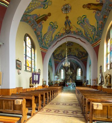 Zdjęcie nr 5: Kościół na planie krzyża łacińskiego, jednonawowy, z transeptem, zamknięty trójbocznym prezbiterium od północy i dobudowaną do niego zakrystią; na skrzyżowaniu nawy głównej i ramion transeptu wieżyczka na sygnaturkę. Fasadę tworzy masywna wieża, zwieńczona hełmem pokrytym blachą miedzianą. Główne wejście do kościoła od strony południowej, poprzez neoromański portal; wejścia boczne zlokalizowane od wschodu i zachodu, na styku nawy głównej i transeptu poprzez niewielkie kruchty. W oknach, w nawie współczesne witraże przedstawiające tajemnice różańca świętego; w prezbiterium Chrystusa ukrzyżowanego, św. Jana Pawła II i kardynała Stefana Wyszyńskiego, a w transepcie świętych zakonników: M. M. Alacoque, brata Alberta i siostrę Faustynę oraz św. Maksymiliana Marię Kolbego i bł. księdza Jerzego Popiełuszkę.
