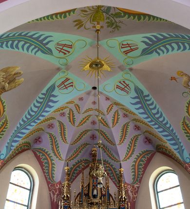 Zdjęcie nr 19: Kościół na planie krzyża łacińskiego, jednonawowy, z transeptem, zamknięty trójbocznym prezbiterium od północy i dobudowaną do niego zakrystią; na skrzyżowaniu nawy głównej i ramion transeptu wieżyczka na sygnaturkę. Fasadę tworzy masywna wieża, zwieńczona hełmem pokrytym blachą miedzianą. Główne wejście do kościoła od strony południowej, poprzez neoromański portal; wejścia boczne zlokalizowane od wschodu i zachodu, na styku nawy głównej i transeptu poprzez niewielkie kruchty. W oknach, w nawie współczesne witraże przedstawiające tajemnice różańca świętego; w prezbiterium Chrystusa ukrzyżowanego, św. Jana Pawła II i kardynała Stefana Wyszyńskiego, a w transepcie świętych zakonników: M. M. Alacoque, brata Alberta i siostrę Faustynę oraz św. Maksymiliana Marię Kolbego i bł. księdza Jerzego Popiełuszkę.
