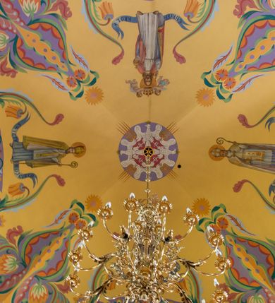 Zdjęcie nr 16: Kościół na planie krzyża łacińskiego, jednonawowy, z transeptem, zamknięty trójbocznym prezbiterium od północy i dobudowaną do niego zakrystią; na skrzyżowaniu nawy głównej i ramion transeptu wieżyczka na sygnaturkę. Fasadę tworzy masywna wieża, zwieńczona hełmem pokrytym blachą miedzianą. Główne wejście do kościoła od strony południowej, poprzez neoromański portal; wejścia boczne zlokalizowane od wschodu i zachodu, na styku nawy głównej i transeptu poprzez niewielkie kruchty. W oknach, w nawie współczesne witraże przedstawiające tajemnice różańca świętego; w prezbiterium Chrystusa ukrzyżowanego, św. Jana Pawła II i kardynała Stefana Wyszyńskiego, a w transepcie świętych zakonników: M. M. Alacoque, brata Alberta i siostrę Faustynę oraz św. Maksymiliana Marię Kolbego i bł. księdza Jerzego Popiełuszkę.
