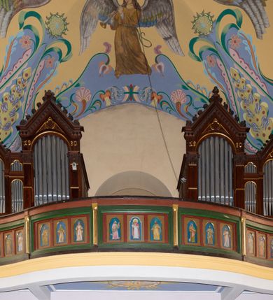 Zdjęcie nr 12: Kościół na planie krzyża łacińskiego, jednonawowy, z transeptem, zamknięty trójbocznym prezbiterium od północy i dobudowaną do niego zakrystią; na skrzyżowaniu nawy głównej i ramion transeptu wieżyczka na sygnaturkę. Fasadę tworzy masywna wieża, zwieńczona hełmem pokrytym blachą miedzianą. Główne wejście do kościoła od strony południowej, poprzez neoromański portal; wejścia boczne zlokalizowane od wschodu i zachodu, na styku nawy głównej i transeptu poprzez niewielkie kruchty. W oknach, w nawie współczesne witraże przedstawiające tajemnice różańca świętego; w prezbiterium Chrystusa ukrzyżowanego, św. Jana Pawła II i kardynała Stefana Wyszyńskiego, a w transepcie świętych zakonników: M. M. Alacoque, brata Alberta i siostrę Faustynę oraz św. Maksymiliana Marię Kolbego i bł. księdza Jerzego Popiełuszkę.
