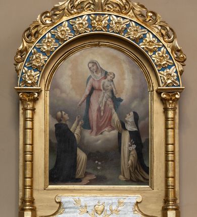 Zdjęcie nr 1: Feretron dwustronny z obrazami Matki Boskiej Różańcowej oraz stygmatyzacji św. Franciszka z Asyżu umieszczonymi na prostopadłościennej podstawie, zaopatrzonej w otwory na drążki do noszenia, stojącej na czterech esowatych nóżkach. Obrazy ujęte prostokątną ramą zamkniętą łukiem półkolistym; flankowane dwiema kolumienkami wspierającymi półkolistą arkadę z akroterionem i krzyżem łacińskim zatkniętym na kuli w zwieńczeniu. Partia cokołu i łuk arkady zdobione rzędem rozet.  Pod obrazem Matki Boskiej Różańcowej płaskorzeźbiony kartusz z sercem przebitym mieczem, zwieńczony krzyżem oraz dwie gałązki wawrzynu; pod obrazem stygmatyzacji św. Franciszka kartusz z godłem zakonu franciszkańskiego.

Na awersie obraz Matki Boskiej Różańcowej. Kompozycja dwustrefowa, w partii wyższej ukazana Matka Boska w pozycji siedzącej na obłokach, frontalnie, z Dzieciątkiem Jezus na lewym boku, prawą ręką podająca różaniec św. Dominikowi. Ubrana w jasnoróżową suknię z długimi rękawami; błękitny płaszcz zwiewnie spływający do tyłu oraz biały welon wokół głowy i szyi. Twarz o delikatnych rysach, oczy przymknięte, wzrok skierowany na św. Dominika; jasne włosy. Dzieciątko ukazane frontalnie, ze skrzyżowanymi nogami, rączkami przekazujące różaniec św. Katarzynie Sieneńskiej. Ubrane w długą, białą sukienkę z krótkimi rękawami. W dolnej strefie, po lewej stronie św. Dominik, po prawej św. Katarzyna ze Sieny. Święci ukazani z profilu, zwróceni ku środkowi, z głowami wzniesionymi ku Matce Boskiej. Ubrani w habity i płaszcze dominikańskie, św. Katarzyna z gałązką białej lilii w lewej dłoni. Pomiędzy świętymi krzak jasnoróżowej róży, w górnej strefie chmury.

Na rewersie obraz z przedstawieniem stygmatyzacji św. Franciszka. Święty ukazany w centrum kompozycji zwrócony w trzech czwartych w prawo, w pozycji klęczącej, z rękami rozłożonymi na boki. Ubrany w habit franciszkański, przewiązany sznurem, na głowie tonsura. Twarz pociągła, z długim i prostym nosem, wzrokiem skierowanym na Chrystusa. W górnym lewym narożu obrazu ukrzyżowany Chrystus jako serafin, otoczony promienistą aureolą, z którego ran odchodzą wiązki promieni tworzące stygmaty na dłoniach i stopach św. Franciszka. Poniżej na pniu drzewa otwarta księga. Całość kompozycji ukazana na tle pejzażu z kościołem w oddali. 

Struktura feretronu złocona; detale czerwone, błękitne i srebrzone.
