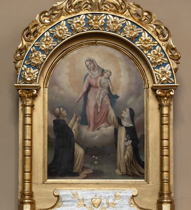 Zdjęcie nr 1: Feretron dwustronny z obrazami Matki Boskiej Różańcowej oraz stygmatyzacji św. Franciszka z Asyżu umieszczonymi na prostopadłościennej podstawie, zaopatrzonej w otwory na drążki do noszenia, stojącej na czterech esowatych nóżkach. Obrazy ujęte prostokątną ramą zamkniętą łukiem półkolistym; flankowane dwiema kolumienkami wspierającymi półkolistą arkadę z akroterionem i krzyżem łacińskim zatkniętym na kuli w zwieńczeniu. Partia cokołu i łuk arkady zdobione rzędem rozet.  Pod obrazem Matki Boskiej Różańcowej płaskorzeźbiony kartusz z sercem przebitym mieczem, zwieńczony krzyżem oraz dwie gałązki wawrzynu; pod obrazem stygmatyzacji św. Franciszka kartusz z godłem zakonu franciszkańskiego.

Na awersie obraz Matki Boskiej Różańcowej. Kompozycja dwustrefowa, w partii wyższej ukazana Matka Boska w pozycji siedzącej na obłokach, frontalnie, z Dzieciątkiem Jezus na lewym boku, prawą ręką podająca różaniec św. Dominikowi. Ubrana w jasnoróżową suknię z długimi rękawami; błękitny płaszcz zwiewnie spływający do tyłu oraz biały welon wokół głowy i szyi. Twarz o delikatnych rysach, oczy przymknięte, wzrok skierowany na św. Dominika; jasne włosy. Dzieciątko ukazane frontalnie, ze skrzyżowanymi nogami, rączkami przekazujące różaniec św. Katarzynie Sieneńskiej. Ubrane w długą, białą sukienkę z krótkimi rękawami. W dolnej strefie, po lewej stronie św. Dominik, po prawej św. Katarzyna ze Sieny. Święci ukazani z profilu, zwróceni ku środkowi, z głowami wzniesionymi ku Matce Boskiej. Ubrani w habity i płaszcze dominikańskie, św. Katarzyna z gałązką białej lilii w lewej dłoni. Pomiędzy świętymi krzak jasnoróżowej róży, w górnej strefie chmury.

Na rewersie obraz z przedstawieniem stygmatyzacji św. Franciszka. Święty ukazany w centrum kompozycji zwrócony w trzech czwartych w prawo, w pozycji klęczącej, z rękami rozłożonymi na boki. Ubrany w habit franciszkański, przewiązany sznurem, na głowie tonsura. Twarz pociągła, z długim i prostym nosem, wzrokiem skierowanym na Chrystusa. W górnym lewym narożu obrazu ukrzyżowany Chrystus jako serafin, otoczony promienistą aureolą, z którego ran odchodzą wiązki promieni tworzące stygmaty na dłoniach i stopach św. Franciszka. Poniżej na pniu drzewa otwarta księga. Całość kompozycji ukazana na tle pejzażu z kościołem w oddali. 

Struktura feretronu złocona; detale czerwone, błękitne i srebrzone.
