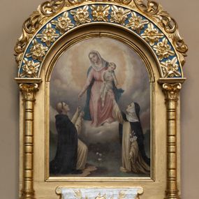 Zdjęcie nr 1: Feretron dwustronny z obrazami Matki Boskiej Różańcowej oraz stygmatyzacji św. Franciszka z Asyżu umieszczonymi na prostopadłościennej podstawie, zaopatrzonej w otwory na drążki do noszenia, stojącej na czterech esowatych nóżkach. Obrazy ujęte prostokątną ramą zamkniętą łukiem półkolistym; flankowane dwiema kolumienkami wspierającymi półkolistą arkadę z akroterionem i krzyżem łacińskim zatkniętym na kuli w zwieńczeniu. Partia cokołu i łuk arkady zdobione rzędem rozet.  Pod obrazem Matki Boskiej Różańcowej płaskorzeźbiony kartusz z sercem przebitym mieczem, zwieńczony krzyżem oraz dwie gałązki wawrzynu; pod obrazem stygmatyzacji św. Franciszka kartusz z godłem zakonu franciszkańskiego.

Na awersie obraz Matki Boskiej Różańcowej. Kompozycja dwustrefowa, w partii wyższej ukazana Matka Boska w pozycji siedzącej na obłokach, frontalnie, z Dzieciątkiem Jezus na lewym boku, prawą ręką podająca różaniec św. Dominikowi. Ubrana w jasnoróżową suknię z długimi rękawami; błękitny płaszcz zwiewnie spływający do tyłu oraz biały welon wokół głowy i szyi. Twarz o delikatnych rysach, oczy przymknięte, wzrok skierowany na św. Dominika; jasne włosy. Dzieciątko ukazane frontalnie, ze skrzyżowanymi nogami, rączkami przekazujące różaniec św. Katarzynie Sieneńskiej. Ubrane w długą, białą sukienkę z krótkimi rękawami. W dolnej strefie, po lewej stronie św. Dominik, po prawej św. Katarzyna ze Sieny. Święci ukazani z profilu, zwróceni ku środkowi, z głowami wzniesionymi ku Matce Boskiej. Ubrani w habity i płaszcze dominikańskie, św. Katarzyna z gałązką białej lilii w lewej dłoni. Pomiędzy świętymi krzak jasnoróżowej róży, w górnej strefie chmury.

Na rewersie obraz z przedstawieniem stygmatyzacji św. Franciszka. Święty ukazany w centrum kompozycji zwrócony w trzech czwartych w prawo, w pozycji klęczącej, z rękami rozłożonymi na boki. Ubrany w habit franciszkański, przewiązany sznurem, na głowie tonsura. Twarz pociągła, z długim i prostym nosem, wzrokiem skierowanym na Chrystusa. W górnym lewym narożu obrazu ukrzyżowany Chrystus jako serafin, otoczony promienistą aureolą, z którego ran odchodzą wiązki promieni tworzące stygmaty na dłoniach i stopach św. Franciszka. Poniżej na pniu drzewa otwarta księga. Całość kompozycji ukazana na tle pejzażu z kościołem w oddali. 

Struktura feretronu złocona; detale czerwone, błękitne i srebrzone.
