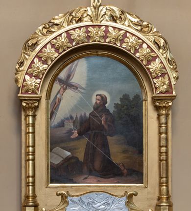 Zdjęcie nr 2: Feretron dwustronny z obrazami Matki Boskiej Różańcowej oraz stygmatyzacji św. Franciszka z Asyżu umieszczonymi na prostopadłościennej podstawie, zaopatrzonej w otwory na drążki do noszenia, stojącej na czterech esowatych nóżkach. Obrazy ujęte prostokątną ramą zamkniętą łukiem półkolistym; flankowane dwiema kolumienkami wspierającymi półkolistą arkadę z akroterionem i krzyżem łacińskim zatkniętym na kuli w zwieńczeniu. Partia cokołu i łuk arkady zdobione rzędem rozet.  Pod obrazem Matki Boskiej Różańcowej płaskorzeźbiony kartusz z sercem przebitym mieczem, zwieńczony krzyżem oraz dwie gałązki wawrzynu; pod obrazem stygmatyzacji św. Franciszka kartusz z godłem zakonu franciszkańskiego.

Na awersie obraz Matki Boskiej Różańcowej. Kompozycja dwustrefowa, w partii wyższej ukazana Matka Boska w pozycji siedzącej na obłokach, frontalnie, z Dzieciątkiem Jezus na lewym boku, prawą ręką podająca różaniec św. Dominikowi. Ubrana w jasnoróżową suknię z długimi rękawami; błękitny płaszcz zwiewnie spływający do tyłu oraz biały welon wokół głowy i szyi. Twarz o delikatnych rysach, oczy przymknięte, wzrok skierowany na św. Dominika; jasne włosy. Dzieciątko ukazane frontalnie, ze skrzyżowanymi nogami, rączkami przekazujące różaniec św. Katarzynie Sieneńskiej. Ubrane w długą, białą sukienkę z krótkimi rękawami. W dolnej strefie, po lewej stronie św. Dominik, po prawej św. Katarzyna ze Sieny. Święci ukazani z profilu, zwróceni ku środkowi, z głowami wzniesionymi ku Matce Boskiej. Ubrani w habity i płaszcze dominikańskie, św. Katarzyna z gałązką białej lilii w lewej dłoni. Pomiędzy świętymi krzak jasnoróżowej róży, w górnej strefie chmury.

Na rewersie obraz z przedstawieniem stygmatyzacji św. Franciszka. Święty ukazany w centrum kompozycji zwrócony w trzech czwartych w prawo, w pozycji klęczącej, z rękami rozłożonymi na boki. Ubrany w habit franciszkański, przewiązany sznurem, na głowie tonsura. Twarz pociągła, z długim i prostym nosem, wzrokiem skierowanym na Chrystusa. W górnym lewym narożu obrazu ukrzyżowany Chrystus jako serafin, otoczony promienistą aureolą, z którego ran odchodzą wiązki promieni tworzące stygmaty na dłoniach i stopach św. Franciszka. Poniżej na pniu drzewa otwarta księga. Całość kompozycji ukazana na tle pejzażu z kościołem w oddali. 

Struktura feretronu złocona; detale czerwone, błękitne i srebrzone.
