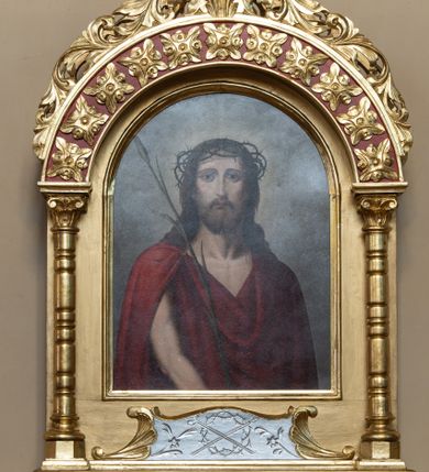 Zdjęcie nr 1: Feretron dwustronny z obrazami „Ecce Homo” oraz św. Józefa z Dzieciątkiem Jezus, umieszczonymi na prostopadłościennej podstawie, zaopatrzonej w otwory na drążki do noszenia, stojącej na czterech esowatych nóżkach. Obrazy ujęte prostokątną ramą, zamkniętą od góry łukiem półkolistym; flankowane dwiema kolumienkami wspierającymi półkolistą arkadę z akroterionem i krzyżem łacińskim zatkniętym na kuli w zwieńczeniu. Partia cokołu i łuk arkady zdobione rzędem rozet. Pod obrazem „Ecce Homo” płaskorzeźbiony kartusz z narzędziami Męki Pańskiej w polu, pod obrazem św. Józefa kartusz z sercem przebitym mieczem, zwieńczonym krzyżykiem i dwie gałązki lauru.

Na obrazie „Ecce Homo” Jezus ukazany frontalnie, w półpostaci z trzciną w prawej dłoni. Ubrany w purpurowy płaszcz, odsłaniający prawą rękę; na głowie korona cierniowa. Twarz podłużna, z długim i wąskim nosem, z dużymi oczami, ze wzrokiem skierowanym na widza; włosy długie, ciemnobrązowe, opadające na plecy i ramiona. Tło jednolite, szare, wokół głowy Jezusa otok światła. 
Na rewersie obraz z przedstawieniem św. Józefa z Dzieciątkiem. W centrum kompozycji ukazany św. Józef, w półpostaci, zwrócony delikatnie w lewo, rękami przytrzymujący stojące na stole stolarskim Dzieciątko Jezus. Ubrany w jasnobrązowe szaty. Dzieciątko ukazane frontalnie, z szeroko rozpostartymi na boki rączkami, ze wzrokiem skierowanym w dal. Ubrane w jasnoróżową chustę, odsłaniającą ramiona. Całość ukazana we wnętrzu pracowni stolarskiej. 
Struktura feretronu złocona, detale czerwone, błękitne i srebrzone.
