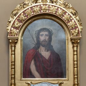 Zdjęcie nr 1: Feretron dwustronny z obrazami „Ecce Homo” oraz św. Józefa z Dzieciątkiem Jezus, umieszczonymi na prostopadłościennej podstawie, zaopatrzonej w otwory na drążki do noszenia, stojącej na czterech esowatych nóżkach. Obrazy ujęte prostokątną ramą, zamkniętą od góry łukiem półkolistym; flankowane dwiema kolumienkami wspierającymi półkolistą arkadę z akroterionem i krzyżem łacińskim zatkniętym na kuli w zwieńczeniu. Partia cokołu i łuk arkady zdobione rzędem rozet. Pod obrazem „Ecce Homo” płaskorzeźbiony kartusz z narzędziami Męki Pańskiej w polu, pod obrazem św. Józefa kartusz z sercem przebitym mieczem, zwieńczonym krzyżykiem i dwie gałązki lauru.

Na obrazie „Ecce Homo” Jezus ukazany frontalnie, w półpostaci z trzciną w prawej dłoni. Ubrany w purpurowy płaszcz, odsłaniający prawą rękę; na głowie korona cierniowa. Twarz podłużna, z długim i wąskim nosem, z dużymi oczami, ze wzrokiem skierowanym na widza; włosy długie, ciemnobrązowe, opadające na plecy i ramiona. Tło jednolite, szare, wokół głowy Jezusa otok światła. 
Na rewersie obraz z przedstawieniem św. Józefa z Dzieciątkiem. W centrum kompozycji ukazany św. Józef, w półpostaci, zwrócony delikatnie w lewo, rękami przytrzymujący stojące na stole stolarskim Dzieciątko Jezus. Ubrany w jasnobrązowe szaty. Dzieciątko ukazane frontalnie, z szeroko rozpostartymi na boki rączkami, ze wzrokiem skierowanym w dal. Ubrane w jasnoróżową chustę, odsłaniającą ramiona. Całość ukazana we wnętrzu pracowni stolarskiej. 
Struktura feretronu złocona, detale czerwone, błękitne i srebrzone.

