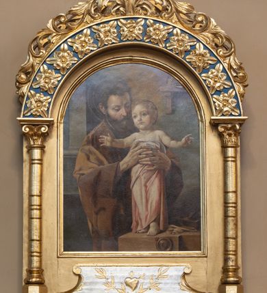 Zdjęcie nr 2: Feretron dwustronny z obrazami „Ecce Homo” oraz św. Józefa z Dzieciątkiem Jezus, umieszczonymi na prostopadłościennej podstawie, zaopatrzonej w otwory na drążki do noszenia, stojącej na czterech esowatych nóżkach. Obrazy ujęte prostokątną ramą, zamkniętą od góry łukiem półkolistym; flankowane dwiema kolumienkami wspierającymi półkolistą arkadę z akroterionem i krzyżem łacińskim zatkniętym na kuli w zwieńczeniu. Partia cokołu i łuk arkady zdobione rzędem rozet. Pod obrazem „Ecce Homo” płaskorzeźbiony kartusz z narzędziami Męki Pańskiej w polu, pod obrazem św. Józefa kartusz z sercem przebitym mieczem, zwieńczonym krzyżykiem i dwie gałązki lauru.

Na obrazie „Ecce Homo” Jezus ukazany frontalnie, w półpostaci z trzciną w prawej dłoni. Ubrany w purpurowy płaszcz, odsłaniający prawą rękę; na głowie korona cierniowa. Twarz podłużna, z długim i wąskim nosem, z dużymi oczami, ze wzrokiem skierowanym na widza; włosy długie, ciemnobrązowe, opadające na plecy i ramiona. Tło jednolite, szare, wokół głowy Jezusa otok światła. 
Na rewersie obraz z przedstawieniem św. Józefa z Dzieciątkiem. W centrum kompozycji ukazany św. Józef, w półpostaci, zwrócony delikatnie w lewo, rękami przytrzymujący stojące na stole stolarskim Dzieciątko Jezus. Ubrany w jasnobrązowe szaty. Dzieciątko ukazane frontalnie, z szeroko rozpostartymi na boki rączkami, ze wzrokiem skierowanym w dal. Ubrane w jasnoróżową chustę, odsłaniającą ramiona. Całość ukazana we wnętrzu pracowni stolarskiej. 
Struktura feretronu złocona, detale czerwone, błękitne i srebrzone.
