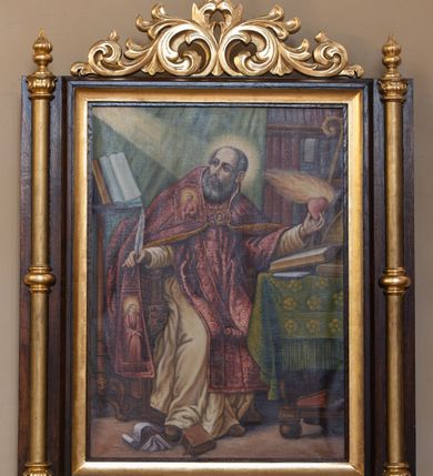 Zdjęcie nr 2: Feretron dwustronny z obrazami Matki Bożej z Dzieciątkiem oraz św. Augustyna wg Philippe’a de Champaigne ustawiony na prostopadłościennej podstawie, flankowany parą wysokich kolumienek, zwieńczony ażurową stylizowaną wicią akantu z zatkniętym na szczycie krzyżykiem łacińskim o ramionach zakończonych kwiatonami oraz z dwoma wazonikami po bokach feretronu. Cokół profilowany, zaopatrzony w otwory na drążki do noszenia, zdobiony poziomą wicią roślinną. Kolumienki ustawione na bazie, przedzielone pośrodku pierścieniem, o gładkich trzonach, z kapitelami. 

Na obrazie Matki Boskiej z Dzieciątkiem Maria ukazana w centrum kompozycji, w półpostaci, frontalnie, z głową przechyloną do Dzieciątka, rękoma je obejmująca. Ubrana z różową suknię z długimi rękawami, błękitny płaszcz ze złotym obszyciem i zieloną podszewką, dekorowaną bogato złotą wicią floralną. Na prawym ramieniu Marii złota gwiazda, poniżej złota spinka, na głowie biały welon i korona w typie zamkniętym zwieńczona krzyżykiem. Twarz podłużna, o wyrazistych rysach, z dużymi oczami, ze wzrokiem skierowanym na widza. Dzieciątko ukazane z lewego profilu, w pozycji siedzącej, z rączkami chwytającymi Matkę Bożą za szyję i podbródek; ubrane w białą, długą sukienkę; na głowie korona w typie zamkniętym z krzyżykiem. Całość ukazana na jasnoróżowym tle, zdobionym delikatną wicią floralną. Wokół głów Marii i Dzieciątka złote, promieniste nimby. W prawym dolnym narożu sygnatura: „Wł(adysław) Ciesielski 1957 r(oku).”. Pod obrazem Matki Bożej niewielka blaszana tabliczka z wyrytym napisem: „Zachełmna/1957 r(oku)”.

Na rewersie kopia obrazu z przedstawieniem św. Augustyna w pracowni według Philippe’a de Champaigne „Wizja św. Augustyna” z lat 1645-1650. W prawym dolnym narożu sygnatura:  „Wł(adysław) Ciesielski/1956 R(oku)”.

Struktura polichromowana na kolor ciemnobrązowy, detale i ornamentyka złocone. 

