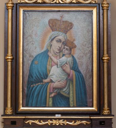 Zdjęcie nr 1: Feretron dwustronny z obrazami Matki Bożej z Dzieciątkiem oraz św. Augustyna wg Philippe’a de Champaigne ustawiony na prostopadłościennej podstawie, flankowany parą wysokich kolumienek, zwieńczony ażurową stylizowaną wicią akantu z zatkniętym na szczycie krzyżykiem łacińskim o ramionach zakończonych kwiatonami oraz z dwoma wazonikami po bokach feretronu. Cokół profilowany, zaopatrzony w otwory na drążki do noszenia, zdobiony poziomą wicią roślinną. Kolumienki ustawione na bazie, przedzielone pośrodku pierścieniem, o gładkich trzonach, z kapitelami. 

Na obrazie Matki Boskiej z Dzieciątkiem Maria ukazana w centrum kompozycji, w półpostaci, frontalnie, z głową przechyloną do Dzieciątka, rękoma je obejmująca. Ubrana z różową suknię z długimi rękawami, błękitny płaszcz ze złotym obszyciem i zieloną podszewką, dekorowaną bogato złotą wicią floralną. Na prawym ramieniu Marii złota gwiazda, poniżej złota spinka, na głowie biały welon i korona w typie zamkniętym zwieńczona krzyżykiem. Twarz podłużna, o wyrazistych rysach, z dużymi oczami, ze wzrokiem skierowanym na widza. Dzieciątko ukazane z lewego profilu, w pozycji siedzącej, z rączkami chwytającymi Matkę Bożą za szyję i podbródek; ubrane w białą, długą sukienkę; na głowie korona w typie zamkniętym z krzyżykiem. Całość ukazana na jasnoróżowym tle, zdobionym delikatną wicią floralną. Wokół głów Marii i Dzieciątka złote, promieniste nimby. W prawym dolnym narożu sygnatura: „Wł(adysław) Ciesielski 1957 r(oku).”. Pod obrazem Matki Bożej niewielka blaszana tabliczka z wyrytym napisem: „Zachełmna/1957 r(oku)”.

Na rewersie kopia obrazu z przedstawieniem św. Augustyna w pracowni według Philippe’a de Champaigne „Wizja św. Augustyna” z lat 1645-1650. W prawym dolnym narożu sygnatura:  „Wł(adysław) Ciesielski/1956 R(oku)”.

Struktura polichromowana na kolor ciemnobrązowy, detale i ornamentyka złocone. 
