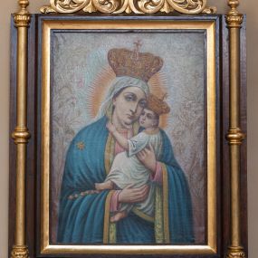Zdjęcie nr 1: Feretron dwustronny z obrazami Matki Bożej z Dzieciątkiem oraz św. Augustyna wg Philippe’a de Champaigne ustawiony na prostopadłościennej podstawie, flankowany parą wysokich kolumienek, zwieńczony ażurową stylizowaną wicią akantu z zatkniętym na szczycie krzyżykiem łacińskim o ramionach zakończonych kwiatonami oraz z dwoma wazonikami po bokach feretronu. Cokół profilowany, zaopatrzony w otwory na drążki do noszenia, zdobiony poziomą wicią roślinną. Kolumienki ustawione na bazie, przedzielone pośrodku pierścieniem, o gładkich trzonach, z kapitelami. 

Na obrazie Matki Boskiej z Dzieciątkiem Maria ukazana w centrum kompozycji, w półpostaci, frontalnie, z głową przechyloną do Dzieciątka, rękoma je obejmująca. Ubrana z różową suknię z długimi rękawami, błękitny płaszcz ze złotym obszyciem i zieloną podszewką, dekorowaną bogato złotą wicią floralną. Na prawym ramieniu Marii złota gwiazda, poniżej złota spinka, na głowie biały welon i korona w typie zamkniętym zwieńczona krzyżykiem. Twarz podłużna, o wyrazistych rysach, z dużymi oczami, ze wzrokiem skierowanym na widza. Dzieciątko ukazane z lewego profilu, w pozycji siedzącej, z rączkami chwytającymi Matkę Bożą za szyję i podbródek; ubrane w białą, długą sukienkę; na głowie korona w typie zamkniętym z krzyżykiem. Całość ukazana na jasnoróżowym tle, zdobionym delikatną wicią floralną. Wokół głów Marii i Dzieciątka złote, promieniste nimby. W prawym dolnym narożu sygnatura: „Wł(adysław) Ciesielski 1957 r(oku).”. Pod obrazem Matki Bożej niewielka blaszana tabliczka z wyrytym napisem: „Zachełmna/1957 r(oku)”.

Na rewersie kopia obrazu z przedstawieniem św. Augustyna w pracowni według Philippe’a de Champaigne „Wizja św. Augustyna” z lat 1645-1650. W prawym dolnym narożu sygnatura:  „Wł(adysław) Ciesielski/1956 R(oku)”.

Struktura polichromowana na kolor ciemnobrązowy, detale i ornamentyka złocone. 
