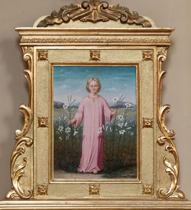 Zdjęcie nr 1: Feretron dwustronny z obrazami Dzieciątka Jezus i Anioła Stróża ustawiony na prostopadłościennej, profilowanej podstawie, zaopatrzonej w otwory na drążki do noszenia, flankowany spływami wolutowymi w formie wici roślinnej, zamknięty profilowanym gzymsem. W zwieńczeniu dekorowany rzeźbioną, stylizowaną ornamentyką roślinną z zatkniętym na szczycie krzyżykiem łacińskim. Obrazy ujęte w prostokątne ramy, zdobione fakturowaniem i ośmioma rozetkami. 

Na awersie obraz z przedstawieniem młodzieńczego Jezusa, ukazanego w centrum kompozycji, w pozycji stojącej, z rękami rozłożonymi na boki, którymi przytrzymuje otaczające go kwiaty lilii. Ubrany w długą, jasnoróżową sukienkę z długimi rękawami, ze złotym obszyciem przy szyi. Twarz młodzieńcza o delikatnych rysach, wzrok spuszczony w dół; włosy jasne, średniej długości, z przedziałkiem pośrodku; wokół głowy złoty, okrągły nimb. Całość ukazana na tle pejzażu górskiego, na pierwszym planie pole białych lilii. 

Na rewersie obraz z przedstawieniem Anioła Stróża czuwającego nad dwójką dzieci.  Anioł Stróż ukazany po prawej stronie kompozycji, w postawie stojącej, zwrócony trzy czwarte w prawo, z rękami rozłożonymi nad dwójką bawiących się u jego stóp dzieci. Ubrany w żółtą, długą suknię, przewiązaną czerwonym paskiem, z błękitną szarfą zwiewnie spływającą za plecy, ze skrzydłami rozłożonymi wysoko nad głową, ze złotą przepaską we włosach. Twarz młodzieńcza o delikatnych rysach; włosy jasnobrązowe, średniej długości. Dzieci (chłopczyk i dziewczynka) ukazane podczas zabawy nad przepaścią, trzymające się za dłonie, z bukietem polnych kwiatów w rączkach. Ubrane w białe, krótkie sukienki, dziewczynka z czerwonym fartuszkiem. Całość ukazana na tle bujnej, zielonej roślinności; po lewej stronie kompozycji przepaść. 

Struktura feretronu złocona. 
