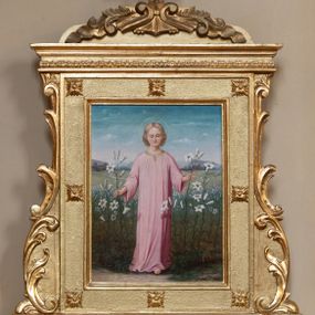 Zdjęcie nr 1: Feretron dwustronny z obrazami Dzieciątka Jezus i Anioła Stróża ustawiony na prostopadłościennej, profilowanej podstawie, zaopatrzonej w otwory na drążki do noszenia, flankowany spływami wolutowymi w formie wici roślinnej, zamknięty profilowanym gzymsem. W zwieńczeniu dekorowany rzeźbioną, stylizowaną ornamentyką roślinną z zatkniętym na szczycie krzyżykiem łacińskim. Obrazy ujęte w prostokątne ramy, zdobione fakturowaniem i ośmioma rozetkami. 

Na awersie obraz z przedstawieniem młodzieńczego Jezusa, ukazanego w centrum kompozycji, w pozycji stojącej, z rękami rozłożonymi na boki, którymi przytrzymuje otaczające go kwiaty lilii. Ubrany w długą, jasnoróżową sukienkę z długimi rękawami, ze złotym obszyciem przy szyi. Twarz młodzieńcza o delikatnych rysach, wzrok spuszczony w dół; włosy jasne, średniej długości, z przedziałkiem pośrodku; wokół głowy złoty, okrągły nimb. Całość ukazana na tle pejzażu górskiego, na pierwszym planie pole białych lilii. 

Na rewersie obraz z przedstawieniem Anioła Stróża czuwającego nad dwójką dzieci.  Anioł Stróż ukazany po prawej stronie kompozycji, w postawie stojącej, zwrócony trzy czwarte w prawo, z rękami rozłożonymi nad dwójką bawiących się u jego stóp dzieci. Ubrany w żółtą, długą suknię, przewiązaną czerwonym paskiem, z błękitną szarfą zwiewnie spływającą za plecy, ze skrzydłami rozłożonymi wysoko nad głową, ze złotą przepaską we włosach. Twarz młodzieńcza o delikatnych rysach; włosy jasnobrązowe, średniej długości. Dzieci (chłopczyk i dziewczynka) ukazane podczas zabawy nad przepaścią, trzymające się za dłonie, z bukietem polnych kwiatów w rączkach. Ubrane w białe, krótkie sukienki, dziewczynka z czerwonym fartuszkiem. Całość ukazana na tle bujnej, zielonej roślinności; po lewej stronie kompozycji przepaść. 

Struktura feretronu złocona. 
